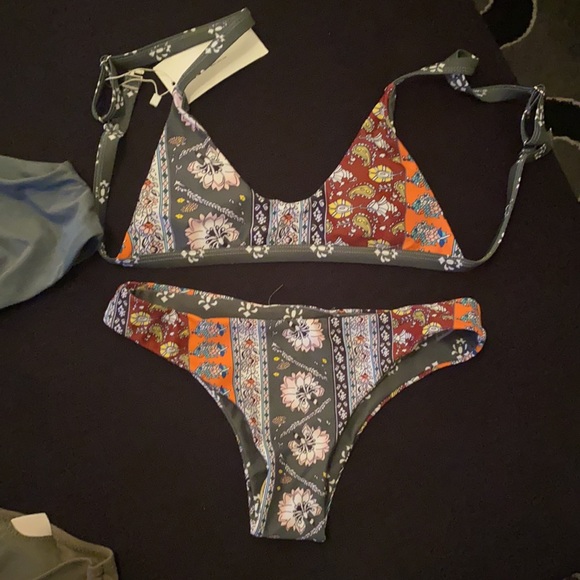 Bikini- 4 pcs size small. All $20 items in my closet are 2/$30 - Picture 4 of 7